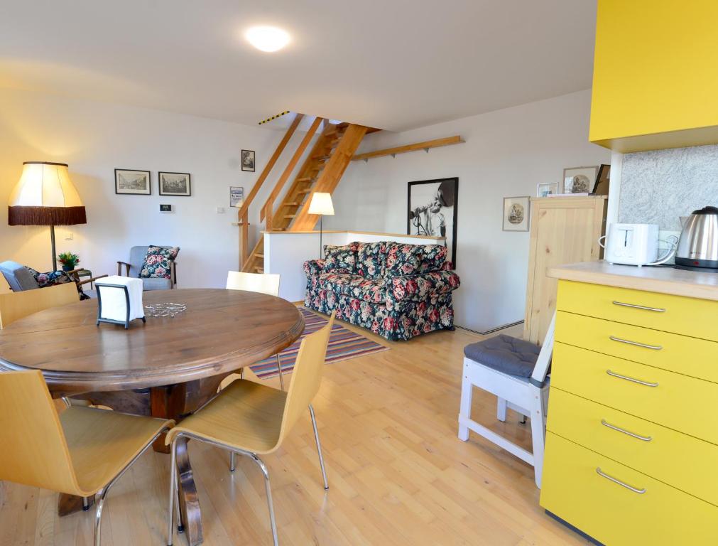 een keuken en eetkamer met een houten tafel en stoelen bij House With Courtyard & Parking Close To Stadtpark in Wenen