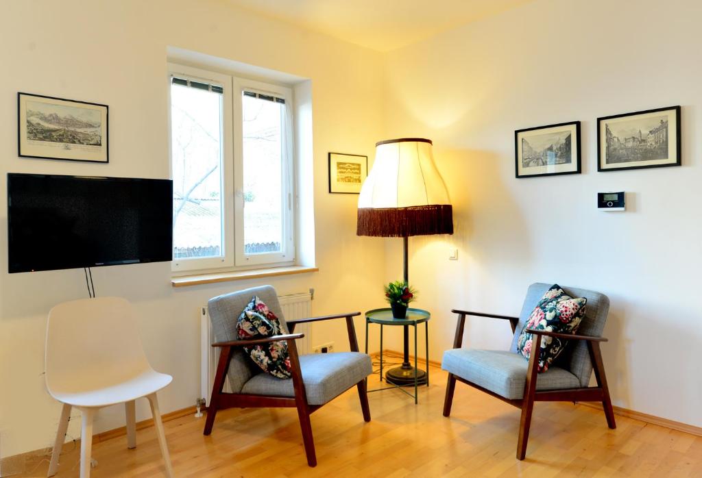 TV a/nebo společenská místnost v ubytování House With Courtyard & Parking Close To Stadtpark