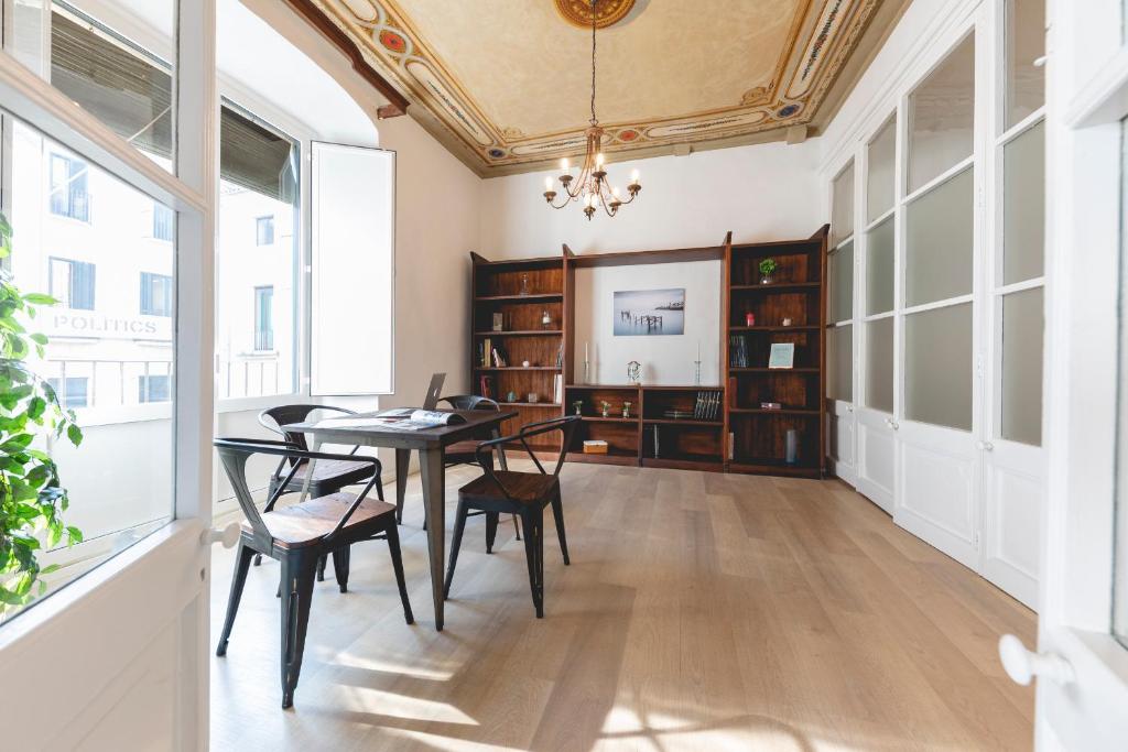 Fotografie z fotogalerie ubytování Bravissimo Plaça del Vi, Authentic Historic Apartment v destinaci Girona