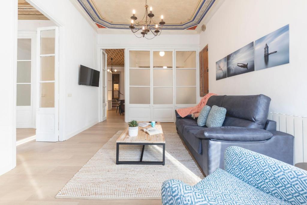 TV a/nebo společenská místnost v ubytování Bravissimo Plaça del Vi, Authentic Historic Apartment