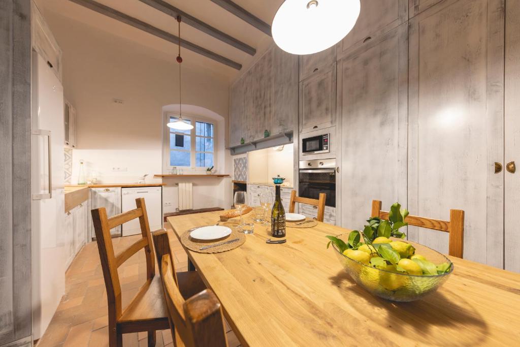 Kuchyň nebo kuchyňský kout v ubytování Bravissimo Plaça del Vi, Authentic Historic Apartment