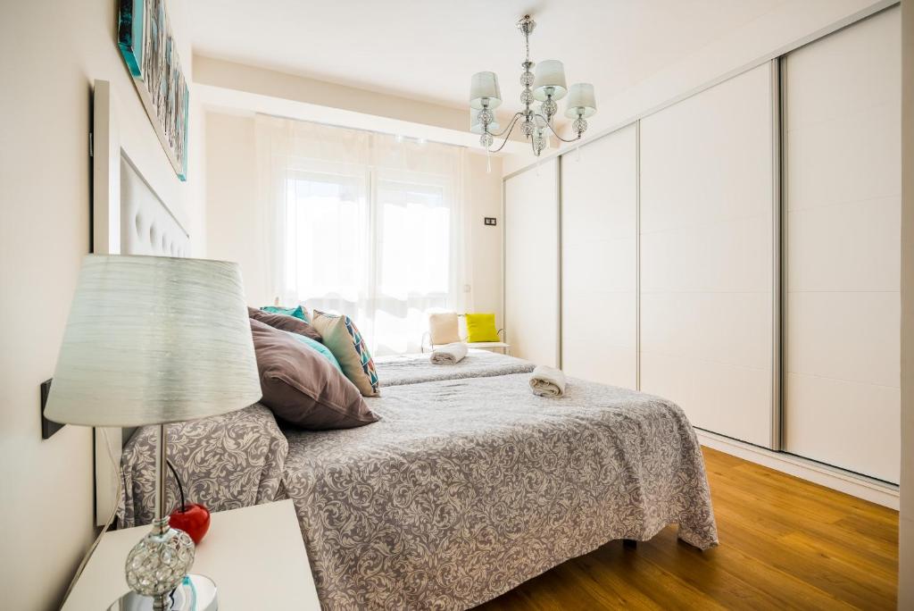 Postel nebo postele na pokoji v ubytování Expoholidays-Rueda Lopez apartamento de lujo