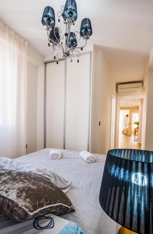 Postel nebo postele na pokoji v ubytování Expoholidays-Rueda Lopez apartamento de lujo