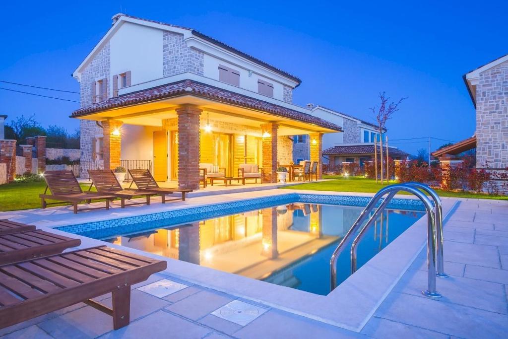 Bazén v ubytování Luxury Villa Tia nebo v jeho okolí