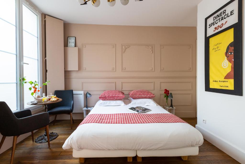 une chambre avec un grand lit avec des oreillers rouges dans l'établissement Artisan Lofts courtyard Opéra, à Paris
