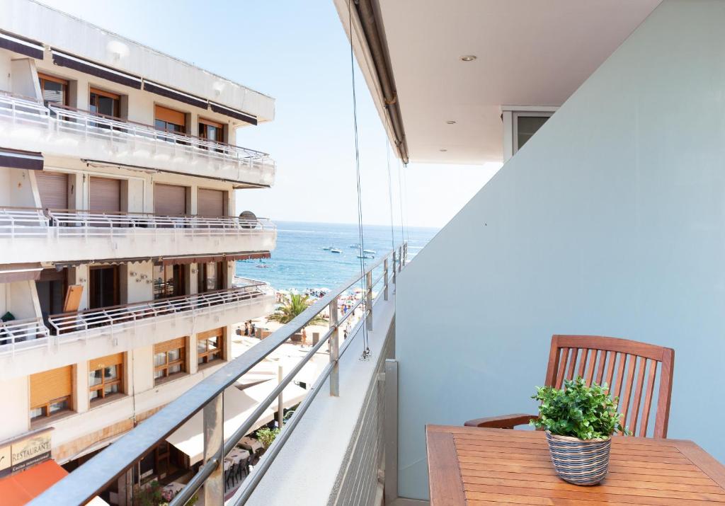 balcón con vistas al océano en Lets Holidays Apartment Ancora 6, en Tossa de Mar