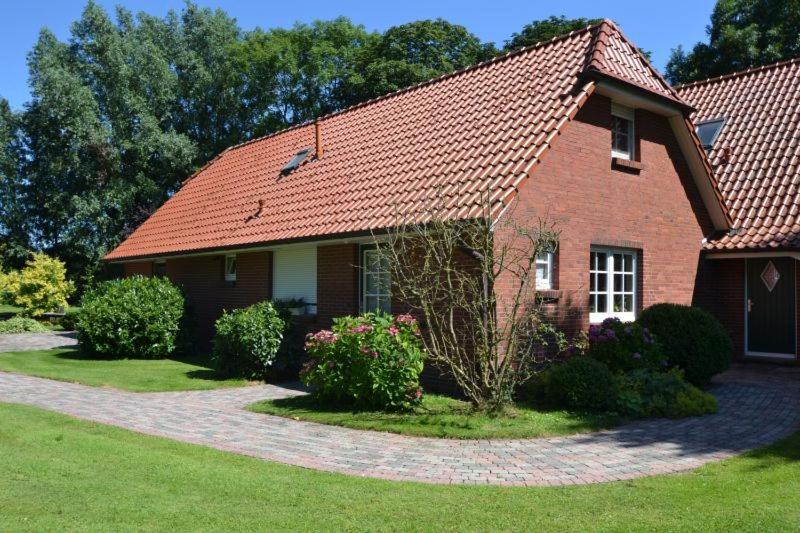 a brick house with a red roof at Austernfischer in Reitland