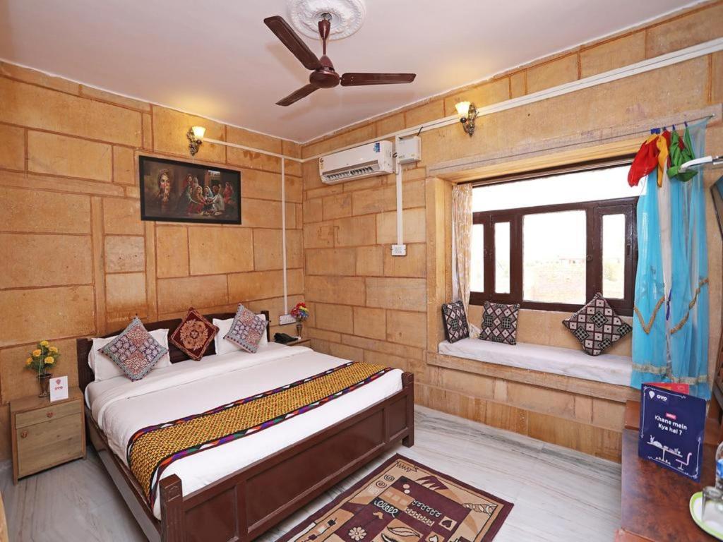 Postel nebo postele na pokoji v ubytování Hotel Classic Jaisalmer