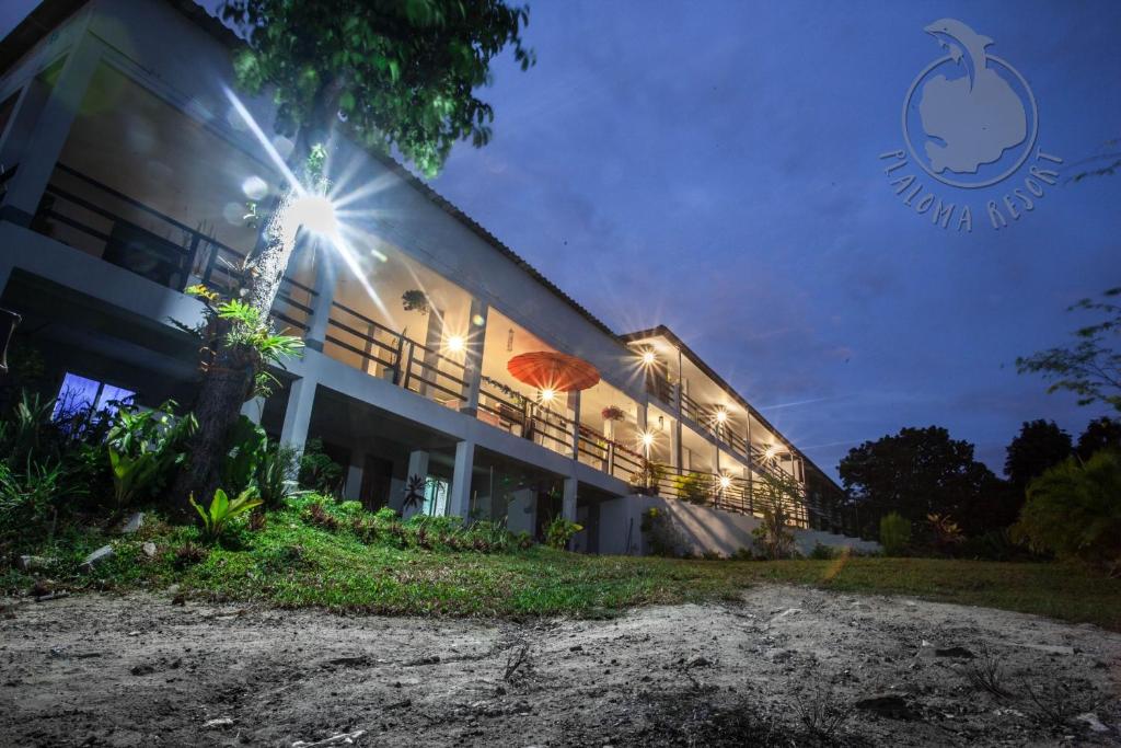 um edifício com luzes de lado à noite em Plaloma Resort Lipe em Koh Lipe