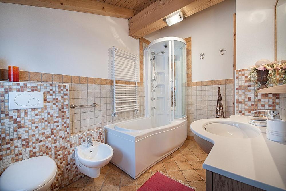 Koupelna v ubytování Chalet in Via Dali Mina