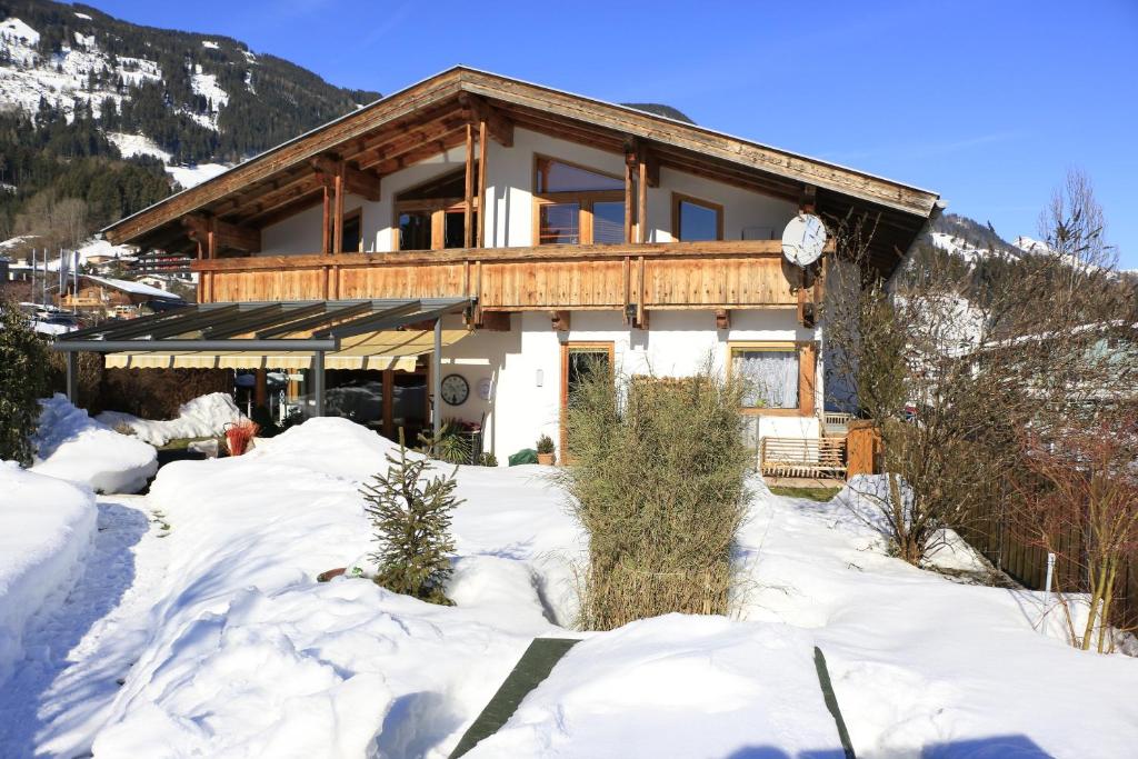 ein Haus mit Schnee davor in der Unterkunft Haus Berndt Schwemberger in Fügen