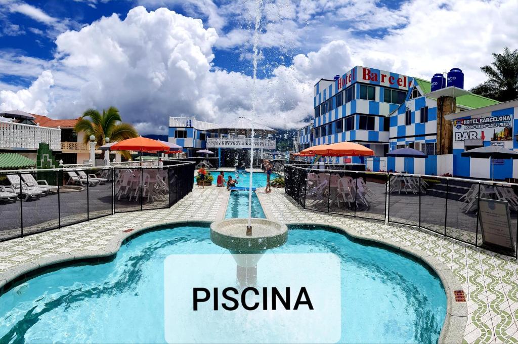 a pool at a resort with a sign that reads piscina at Hotel Barcelona Chinauta in Chinauta