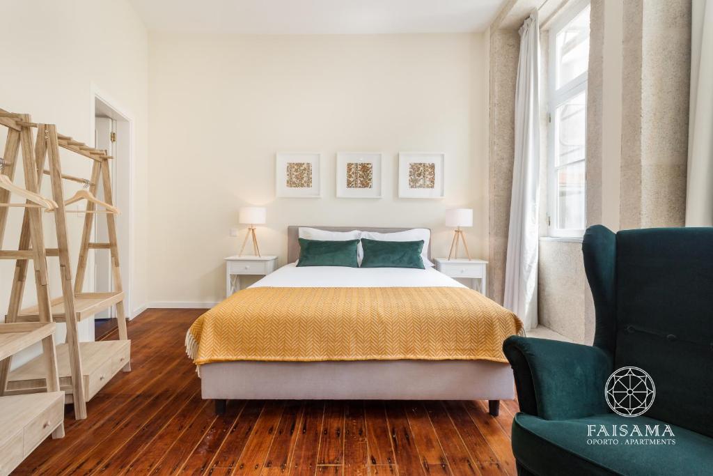 - une chambre avec un lit, une échelle et une chaise dans l'établissement FAISAMA • Porto Apartments, à Porto