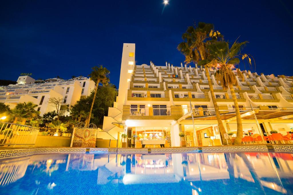 Bazén v ubytovaní Cala Nova Apartamentos alebo v jeho blízkosti