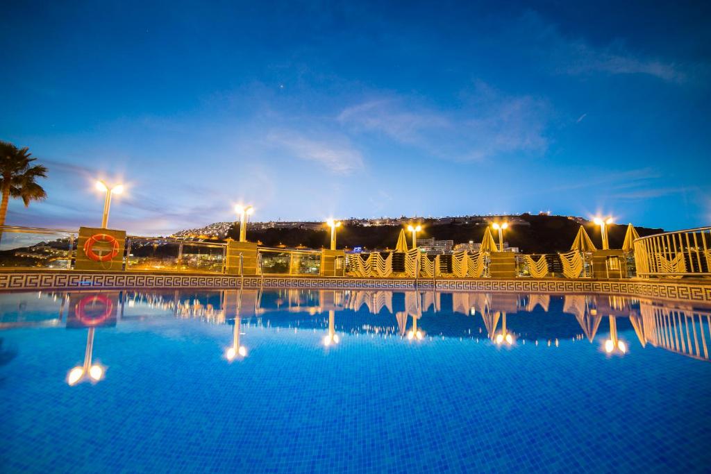 Bazén v ubytovaní Cala Nova Apartamentos alebo v jeho blízkosti