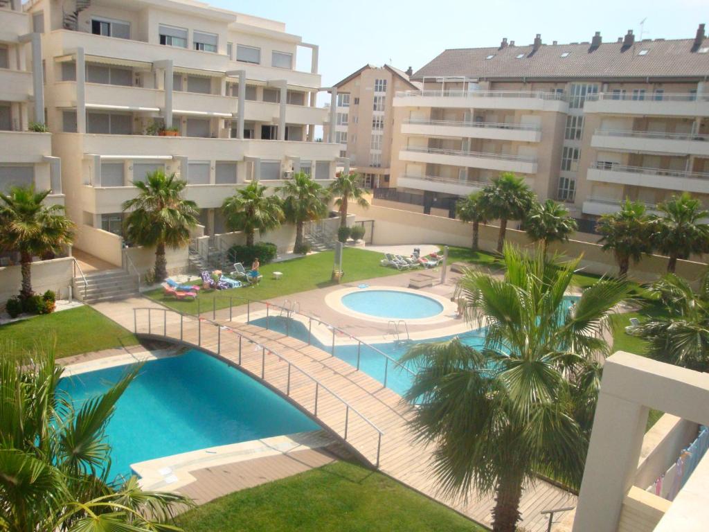 una vista aérea de la piscina y de los edificios de apartamentos en Apartamentos Elegance Denia, en Denia