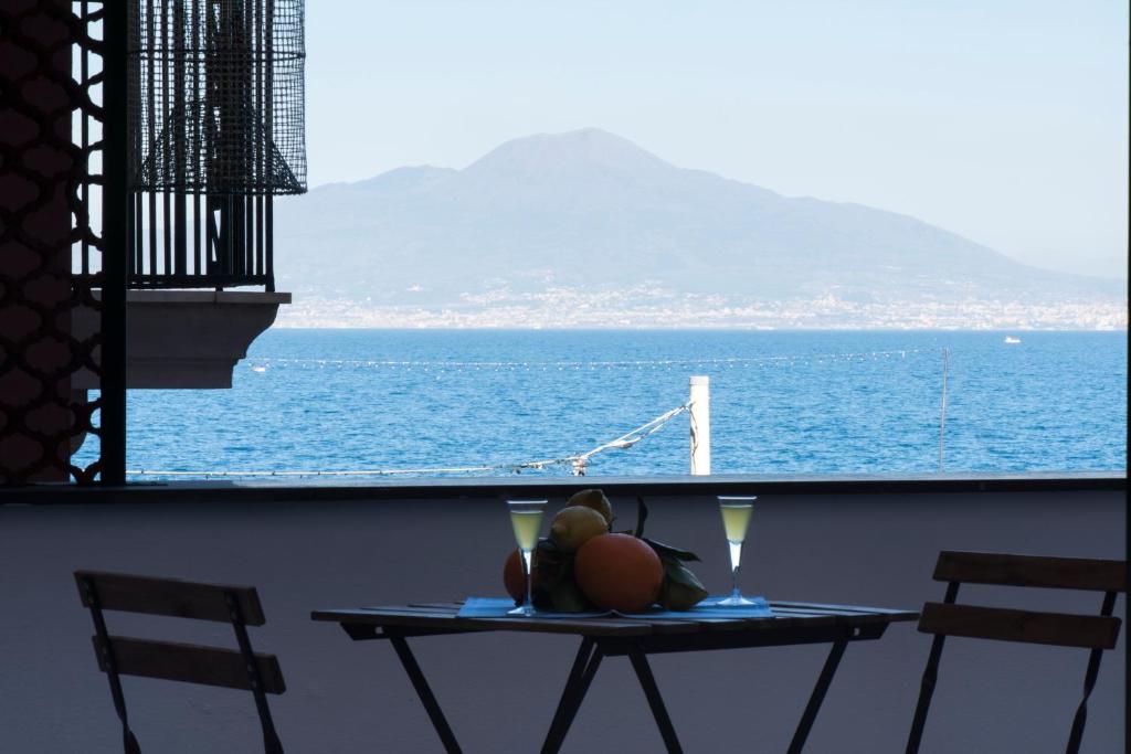 - une table avec deux verres et une vue sur l'océan dans l'établissement Allegra, à Sorrente