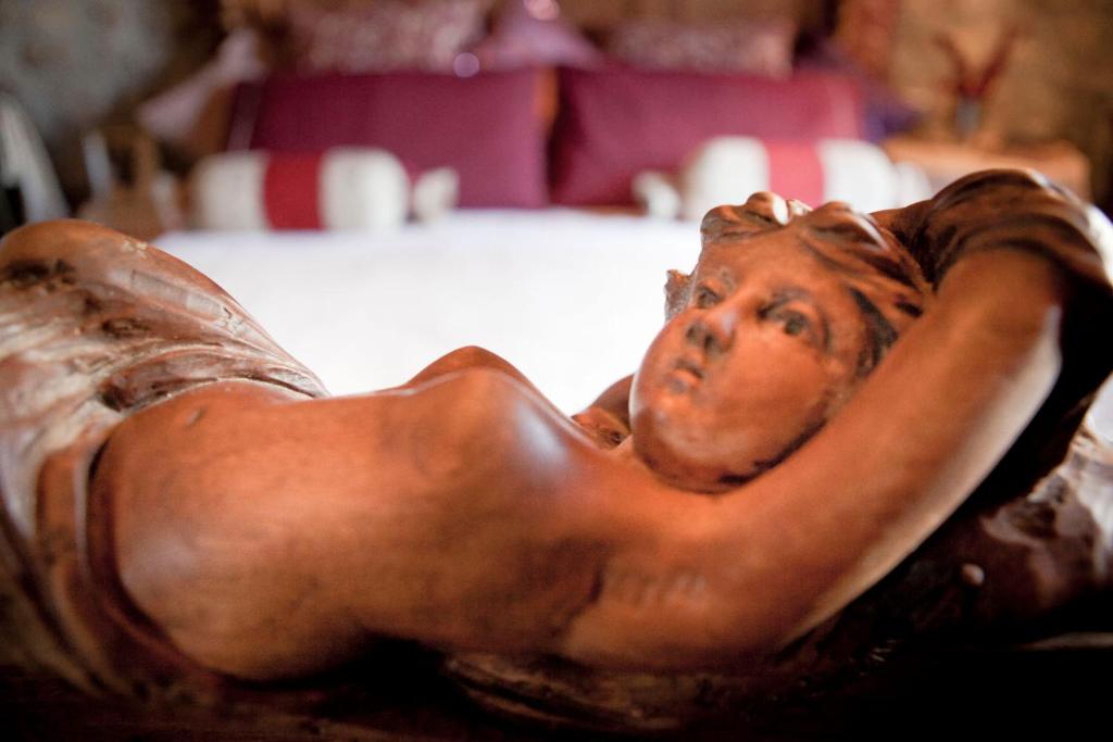 a statue of a woman laying on a table at Il Pievano B&B in Campiglia Marittima