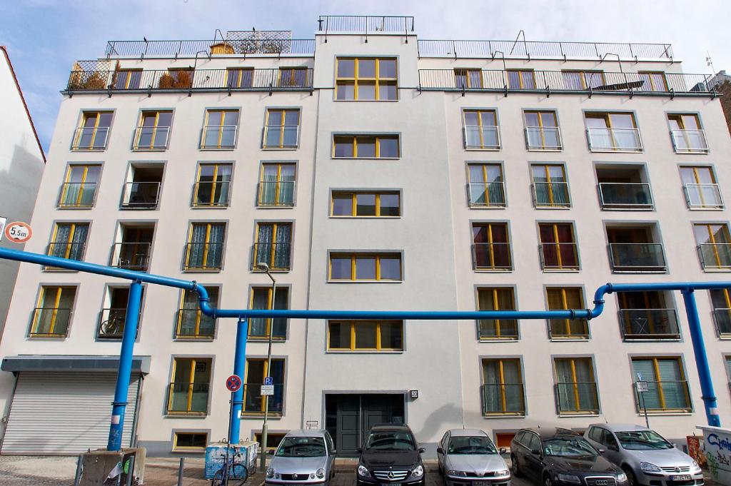 ein weißes Gebäude mit davor geparkt in der Unterkunft Raja Jooseppi Apartments - Spittelmarkt Historische Mitte in Berlin