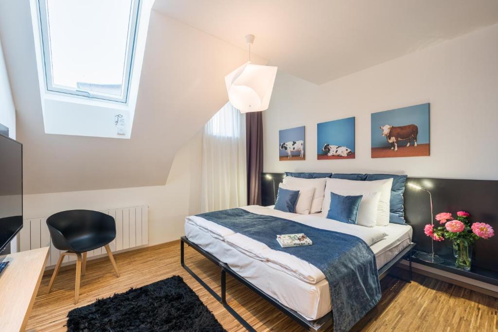 um quarto com uma cama, uma secretária e uma cadeira em MOOo Downtown em Praga