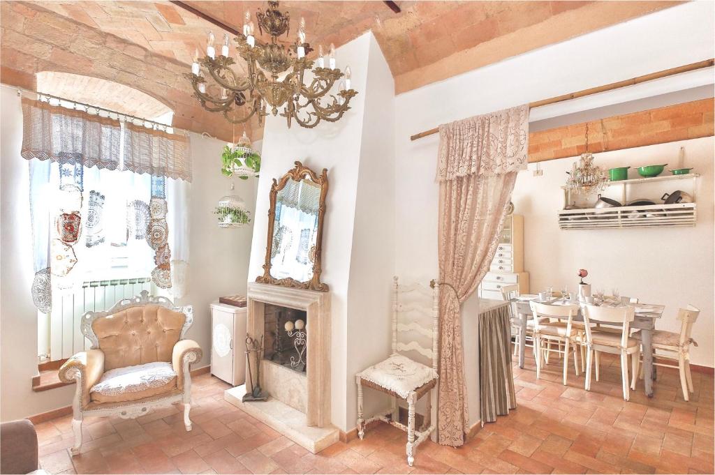 salon ze stołem i żyrandolem w obiekcie Spello House Patio w mieście Spello