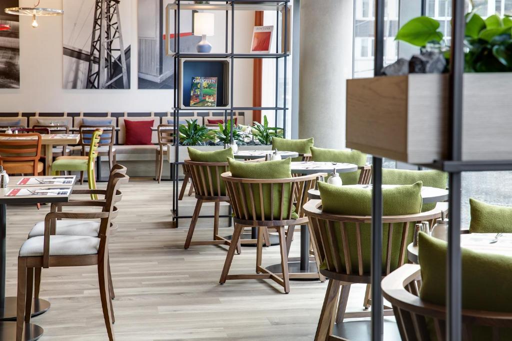 Um restaurante ou outro lugar para comer em IntercityHotel Frankfurt Hauptbahnhof Süd