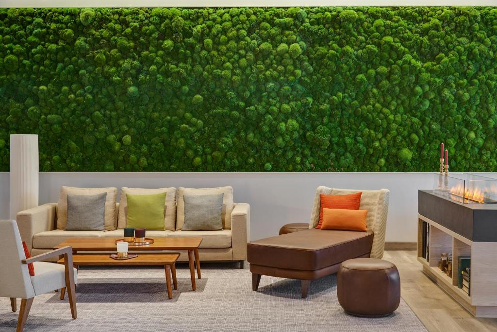 Uma área de estar em IntercityHotel Frankfurt Hauptbahnhof Süd