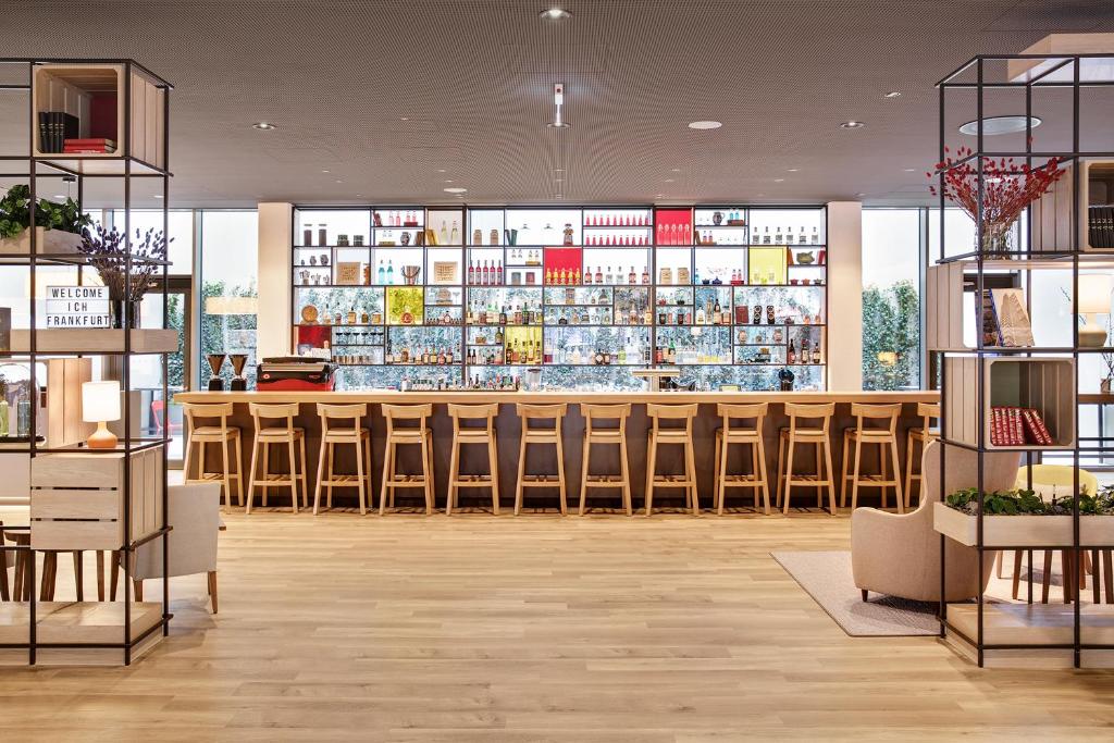 O lounge ou bar de IntercityHotel Frankfurt Hauptbahnhof Süd