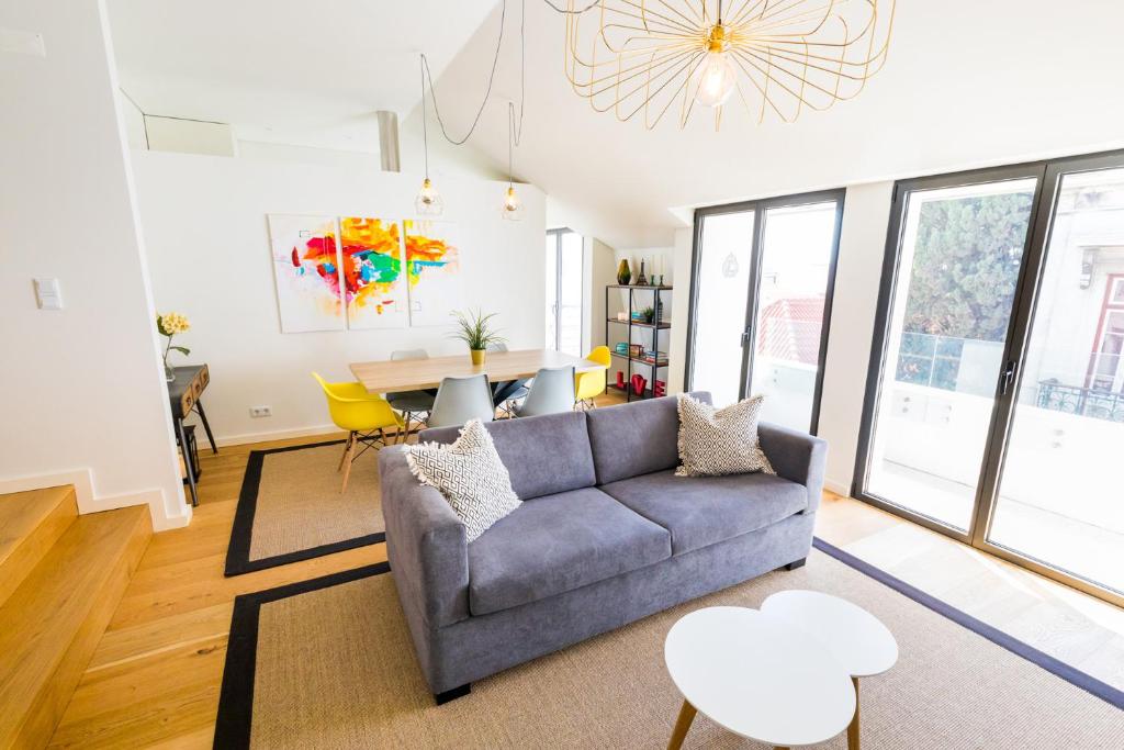 - un salon avec un canapé et une table dans l'établissement ALTIDO Bairro Alto 2-BR Apartment with Large Terrace, à Lisbonne