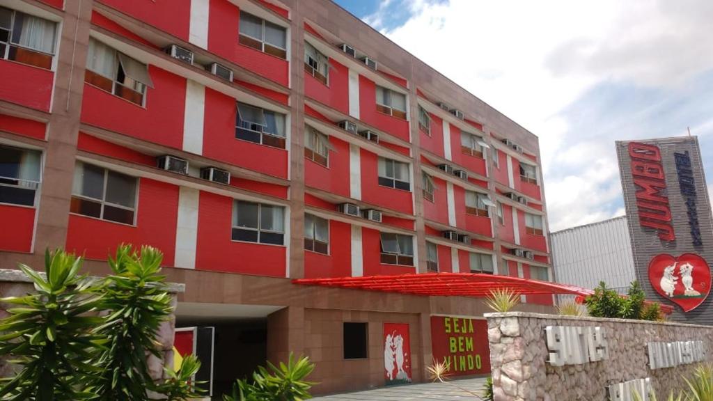 un edificio rojo con un cartel delante en Jumbo Hotel (Adults Only), en Río de Janeiro