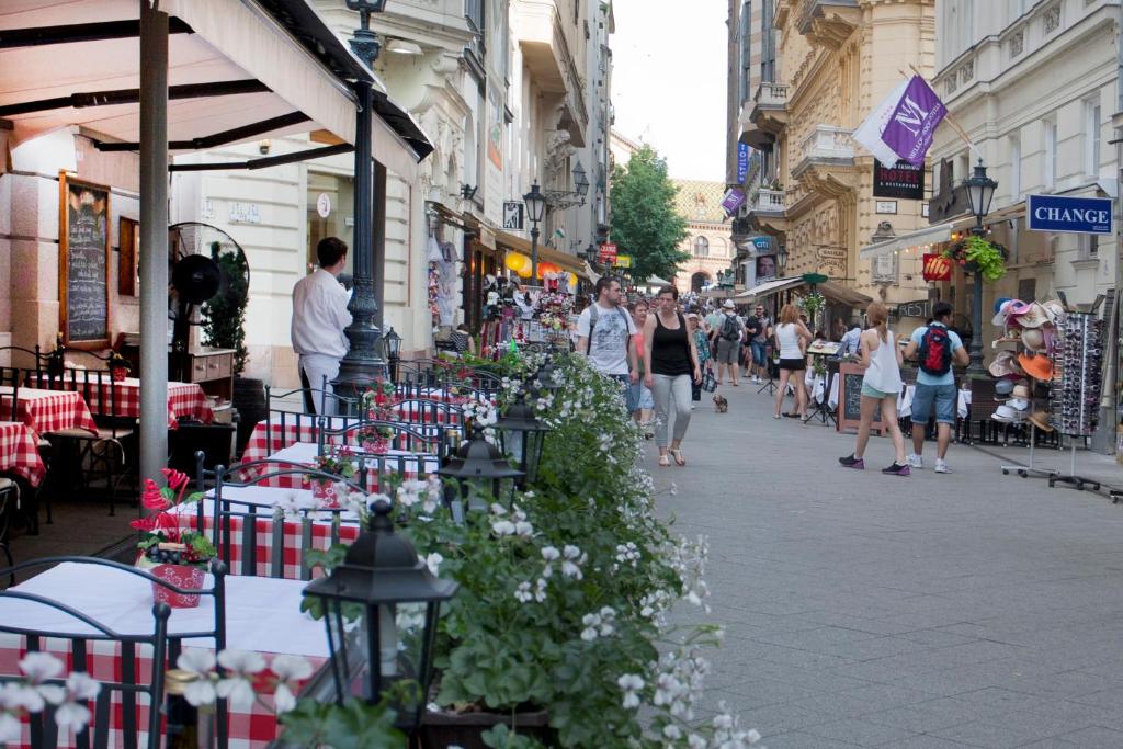 Hungarian Souvenir vendégei