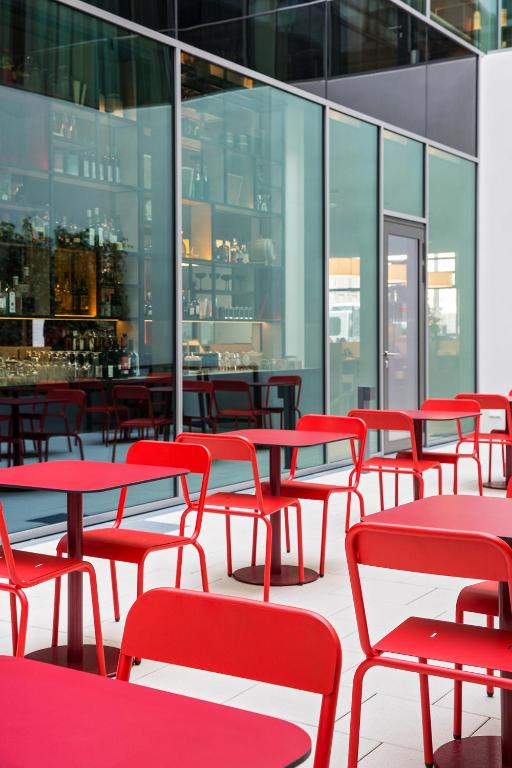 Um restaurante ou outro lugar para comer em IntercityHotel Frankfurt Hauptbahnhof Süd