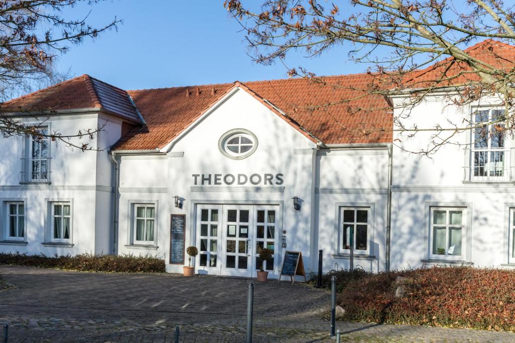 un edificio blanco con una señal que lee los horizontes en THEODORS Boutique Hotel, en Wustrau