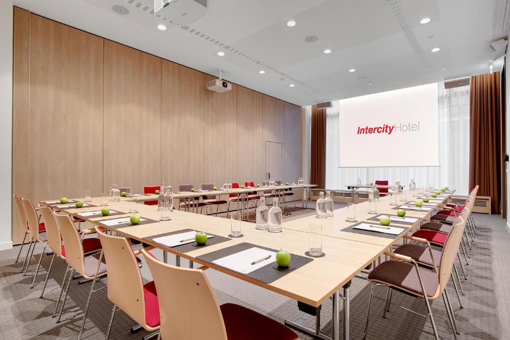Área de negócios e/ou sala de conferências em IntercityHotel Frankfurt Hauptbahnhof Süd