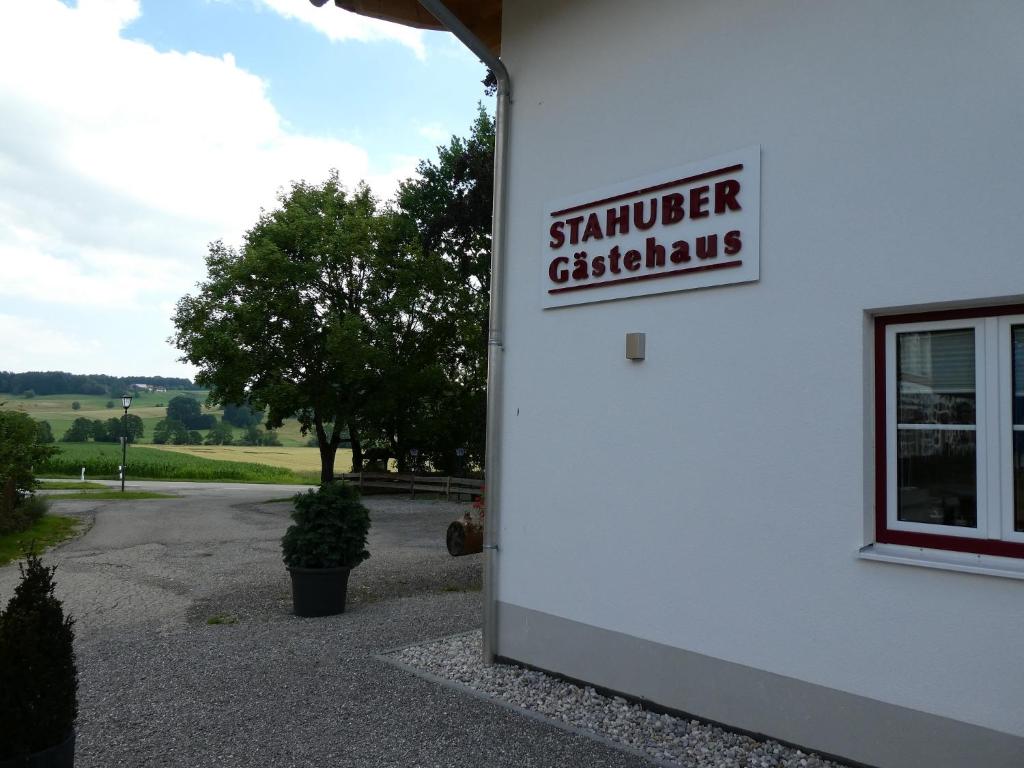 una señal en el lateral de un edificio en Gästehaus Stahuber, en Feldkirchen-Westerham