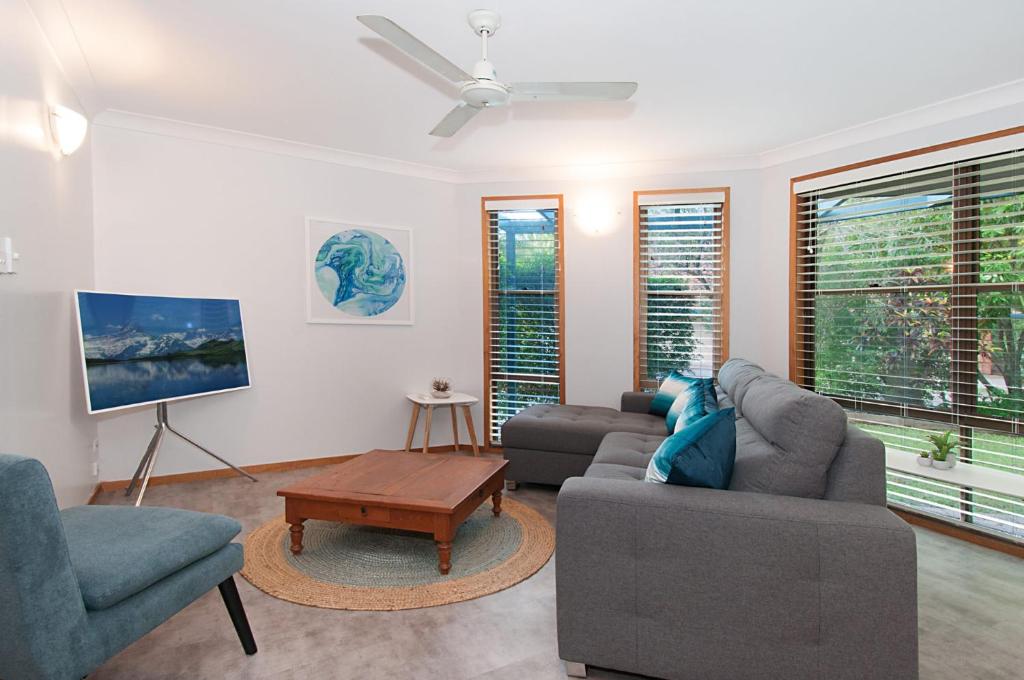 a living room with two couches and a tv at Byron Bay Accom Calinda Sol 7 in Byron Bay