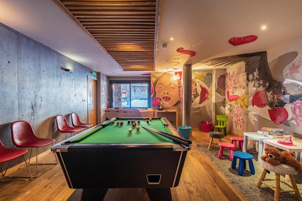Biliár nebo kulečník v ubytování Anova Hotel & Spa