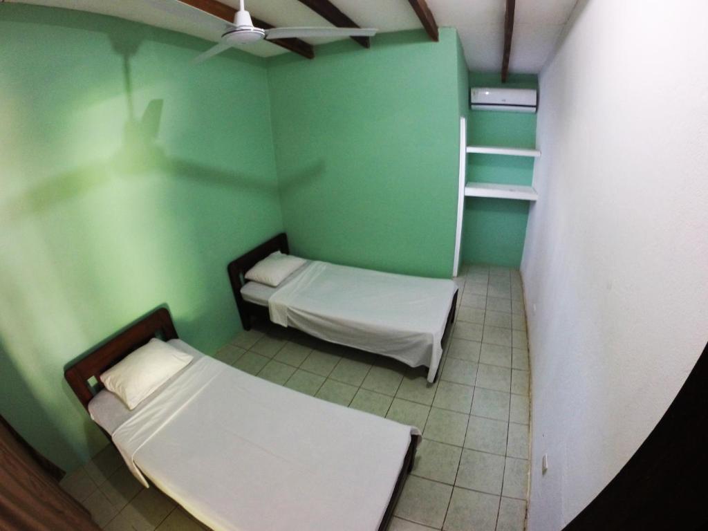 Postel nebo postele na pokoji v ubytování Tsunami Hostel