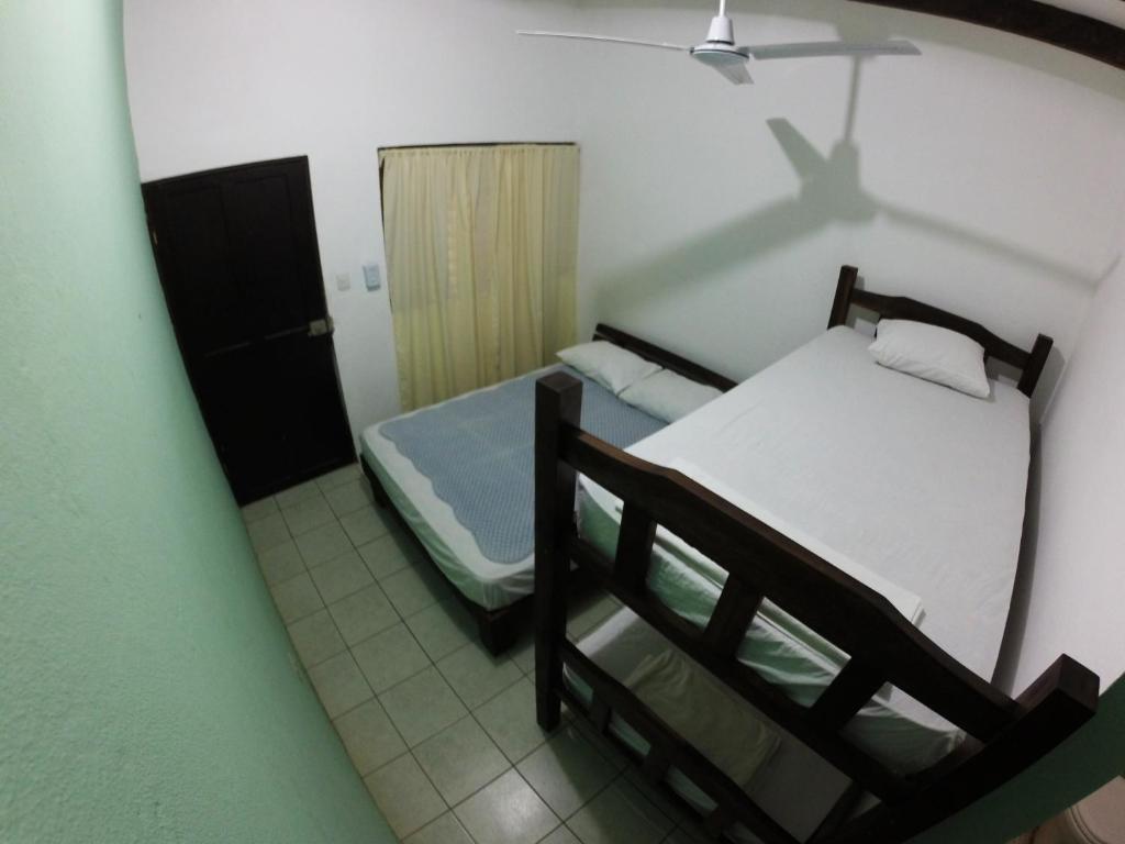 Postel nebo postele na pokoji v ubytování Tsunami Hostel