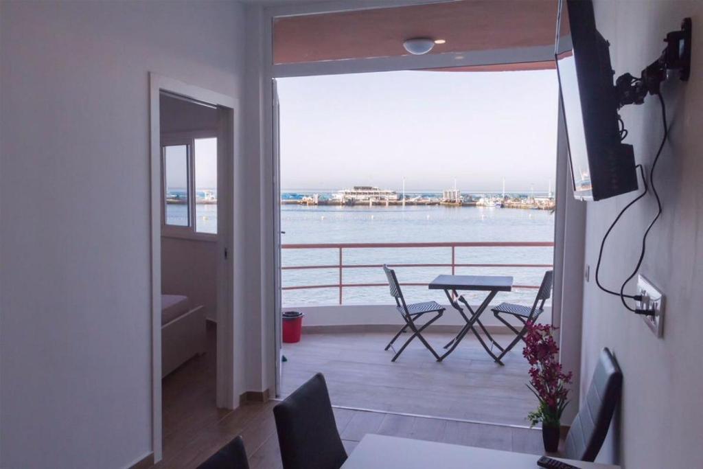 - un balcon avec une table et des chaises dans l'établissement Paseo Marítimo, Los Cristianos Over the sea FREE WIFI, à Arona