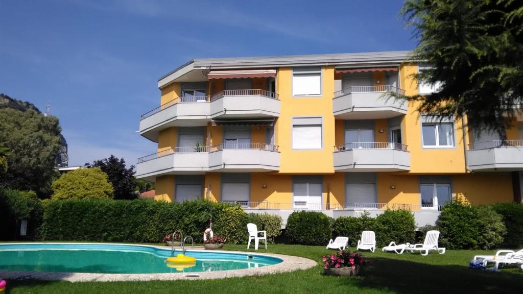 un edificio con piscina frente a un edificio en Casa Marco, en Nago-Torbole