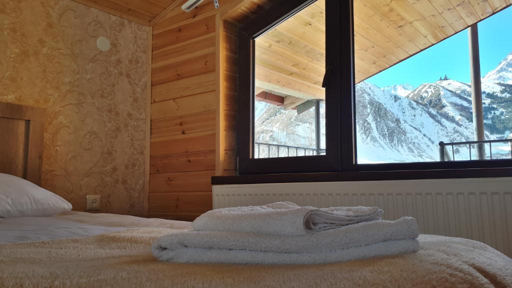 Postel nebo postele na pokoji v ubytování Four Season In Kazbegi