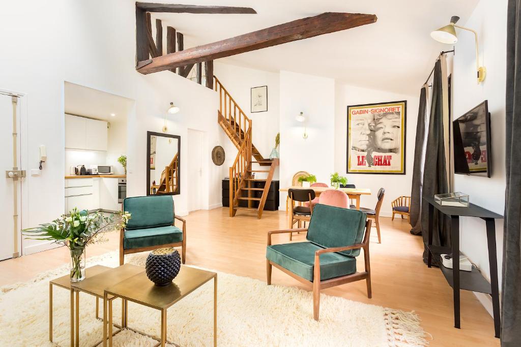 een woonkamer met 2 stoelen en een tafel bij Montorgueil Suite in Parijs