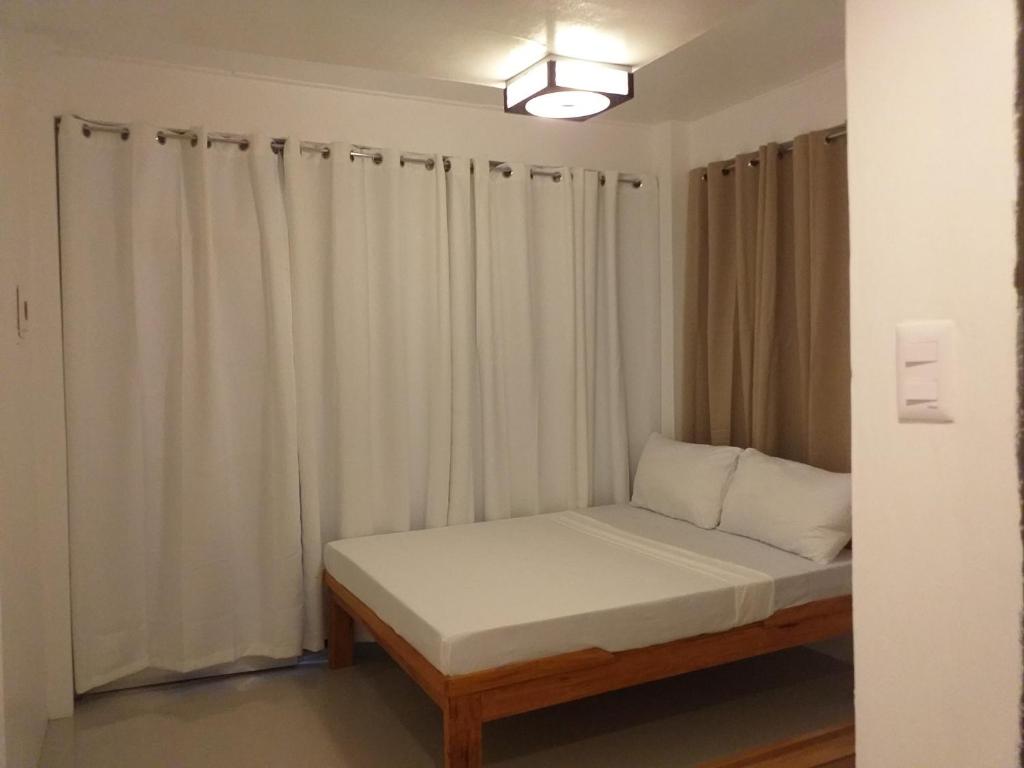 Postel nebo postele na pokoji v ubytování Zenith Inn & Resto Bar