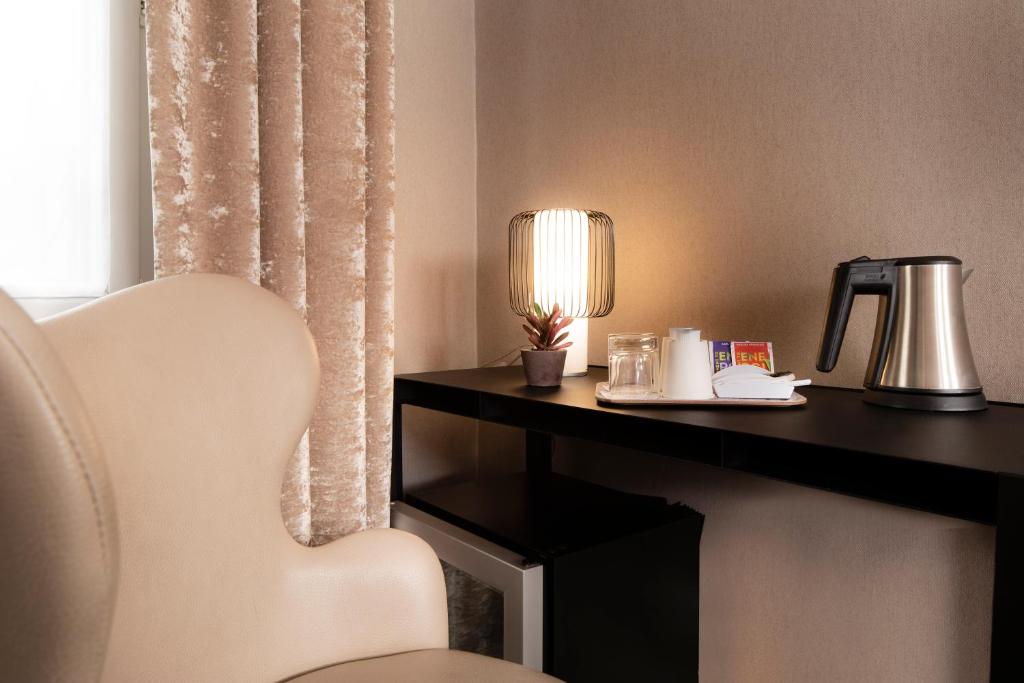Příslušenství pro přípravu čaje a kávy v ubytování Hôtel Plaza Étoile