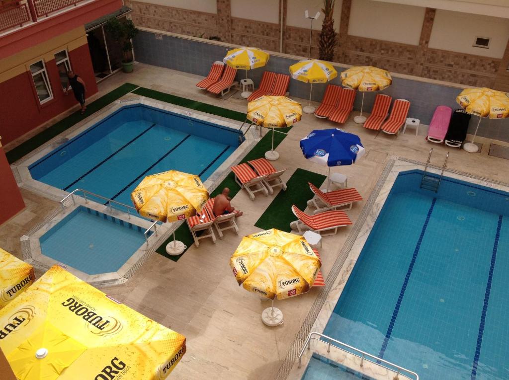 Bazén v ubytování Baronessa Apart Hotel nebo v jeho okolí