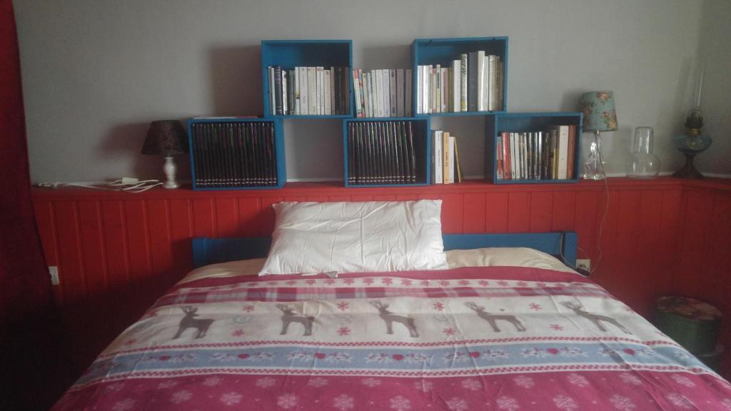 A bed or beds in a room at Chambre de Babouchka