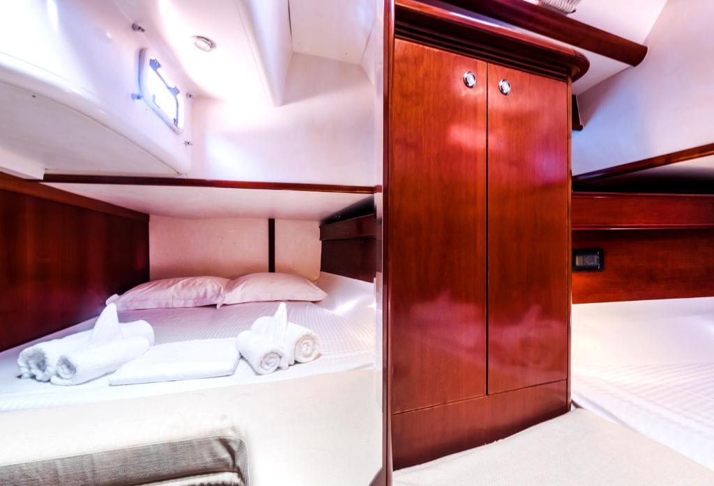 Ένα ή περισσότερα κρεβάτια σε δωμάτιο στο Boat Aiolis
