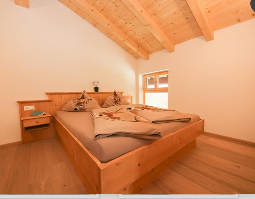 A bed or beds in a room at Dürnberggut