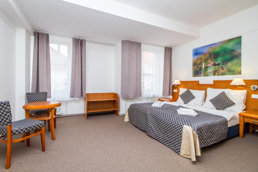Postel nebo postele na pokoji v ubytování LH Hotel Mědínek Old Town